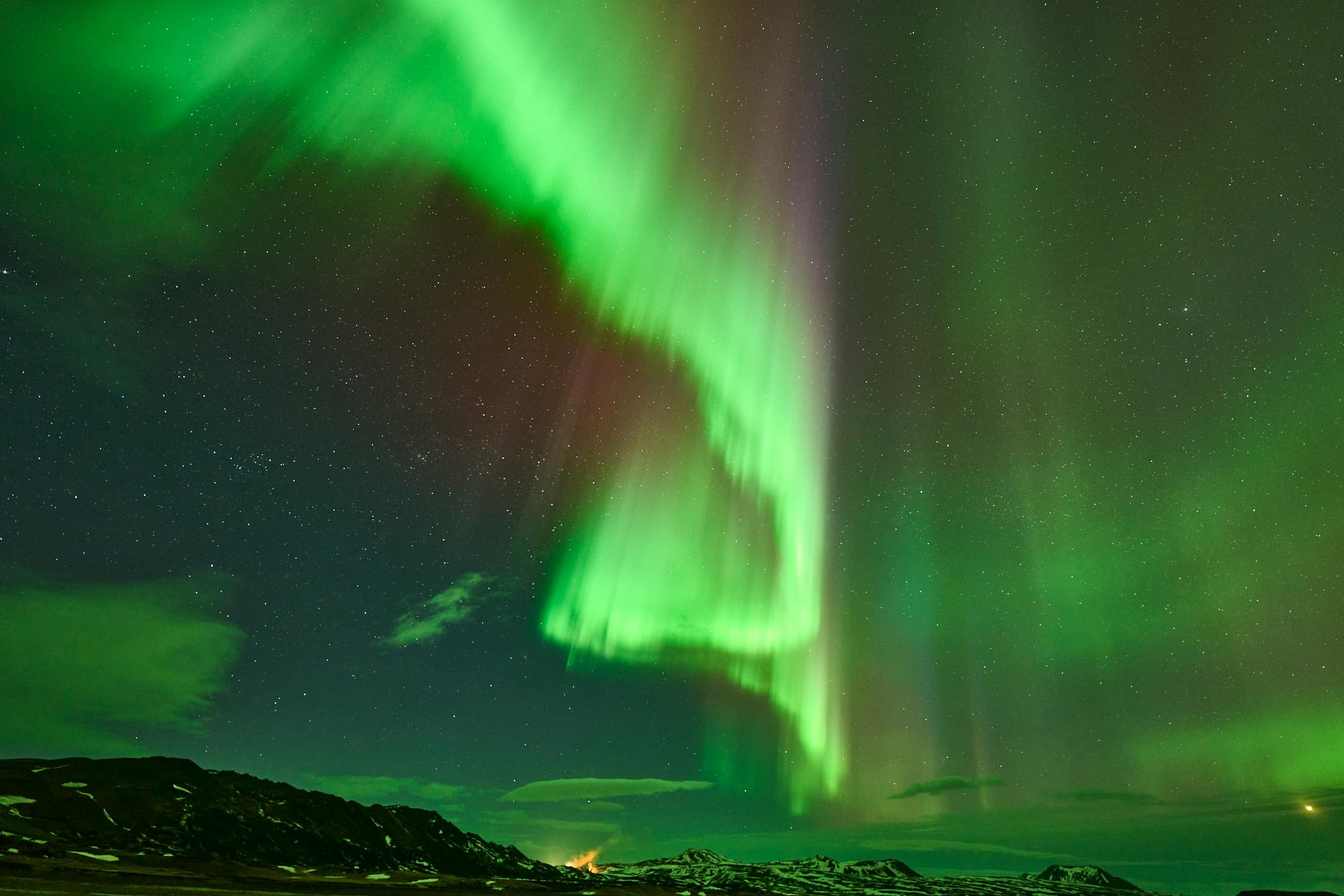 Scenic Iceland landscape for Northern Lights or Midnight Sun? How to Choose the Right Season
