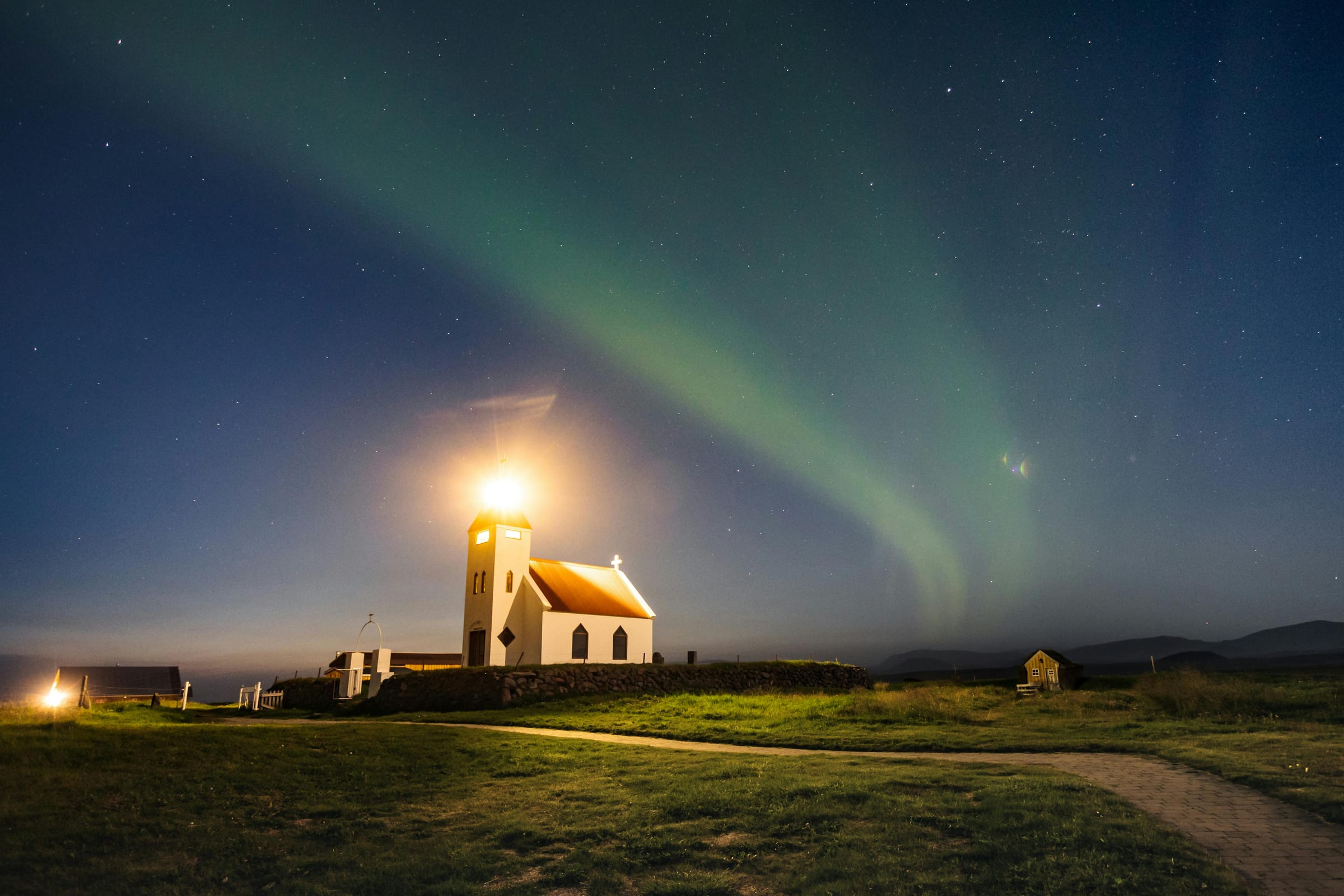 Scenic Iceland landscape for Northern Lights or Midnight Sun? How to Choose the Right Season